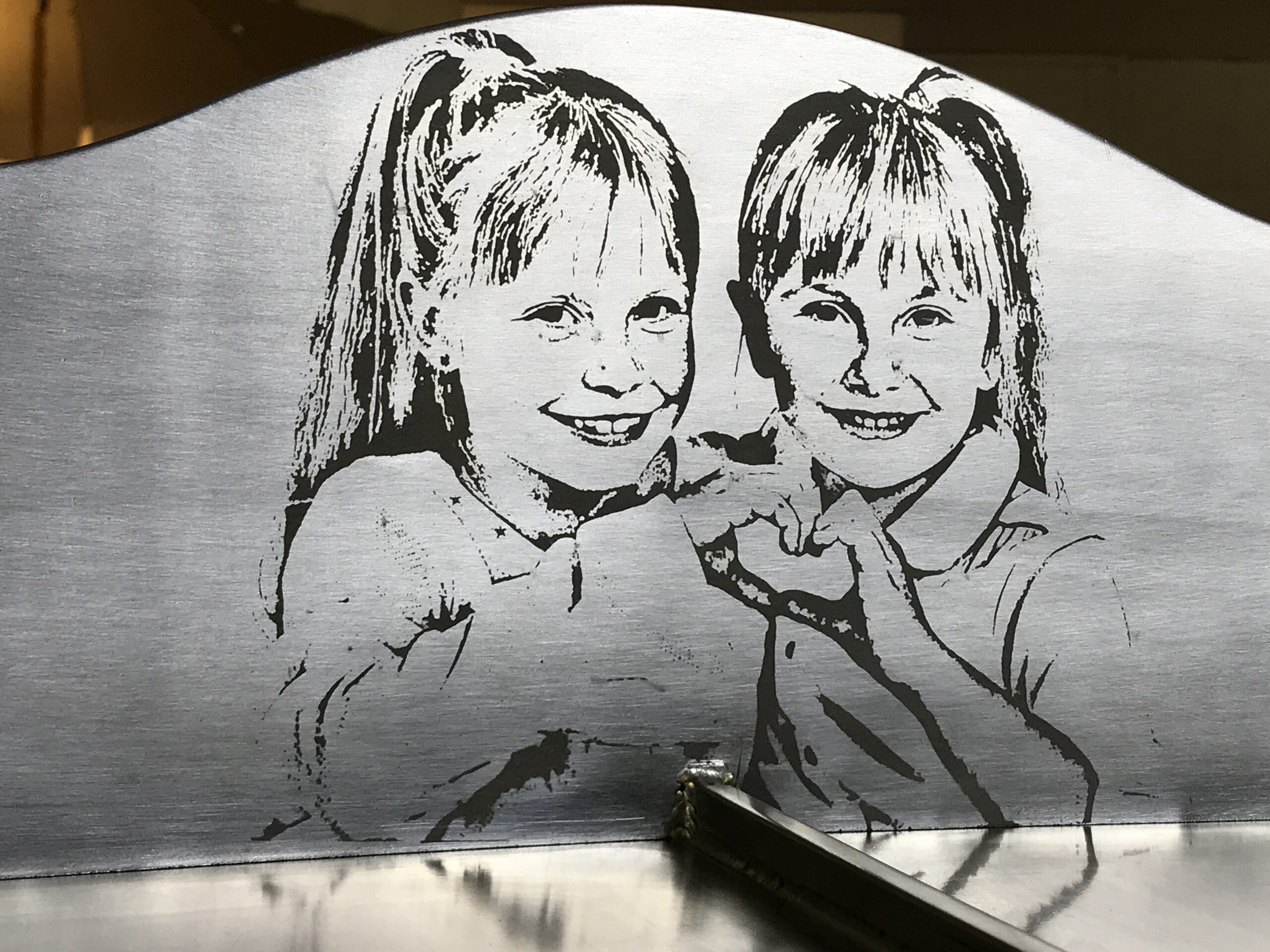 Formengrill mit eingravierter Grafik von 2 jungen Mädchen