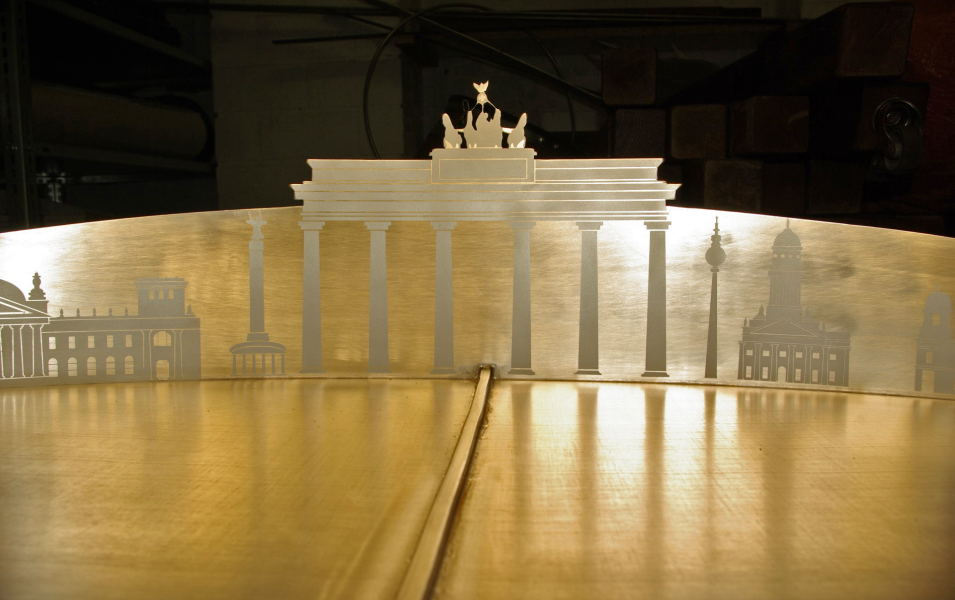 Formengrill mit Rückwand in Form des Brandenburgertors