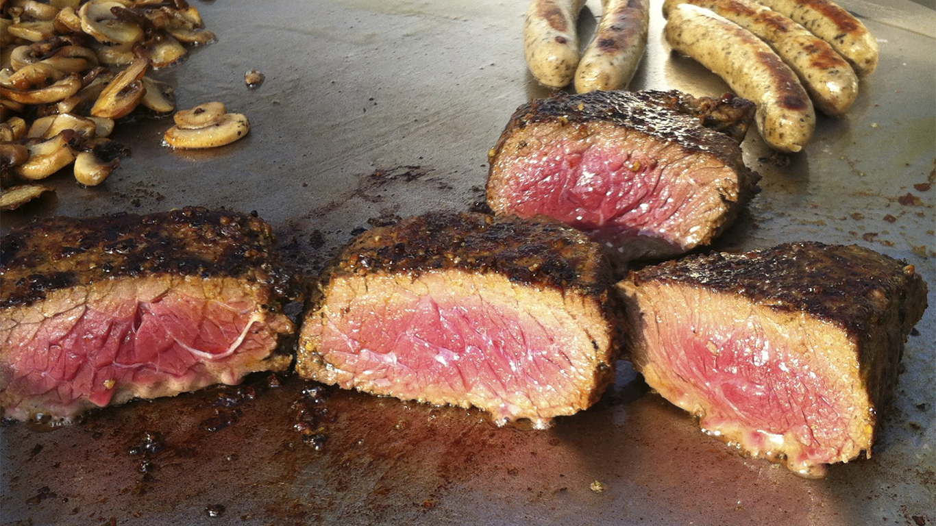 gegrillte Steaks auf Formengrill in Nahaufnahme