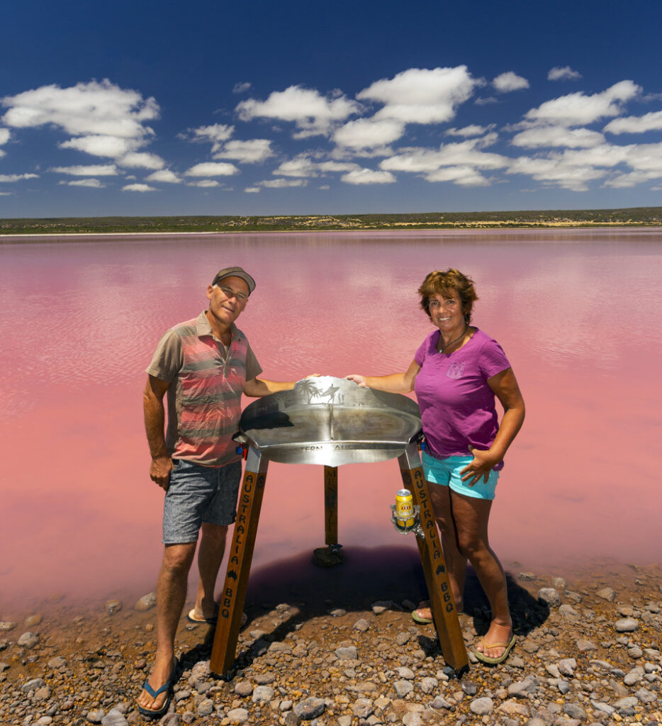 Katrin und Henno Drecoll mit einem Formengrill vor einem rosanen See